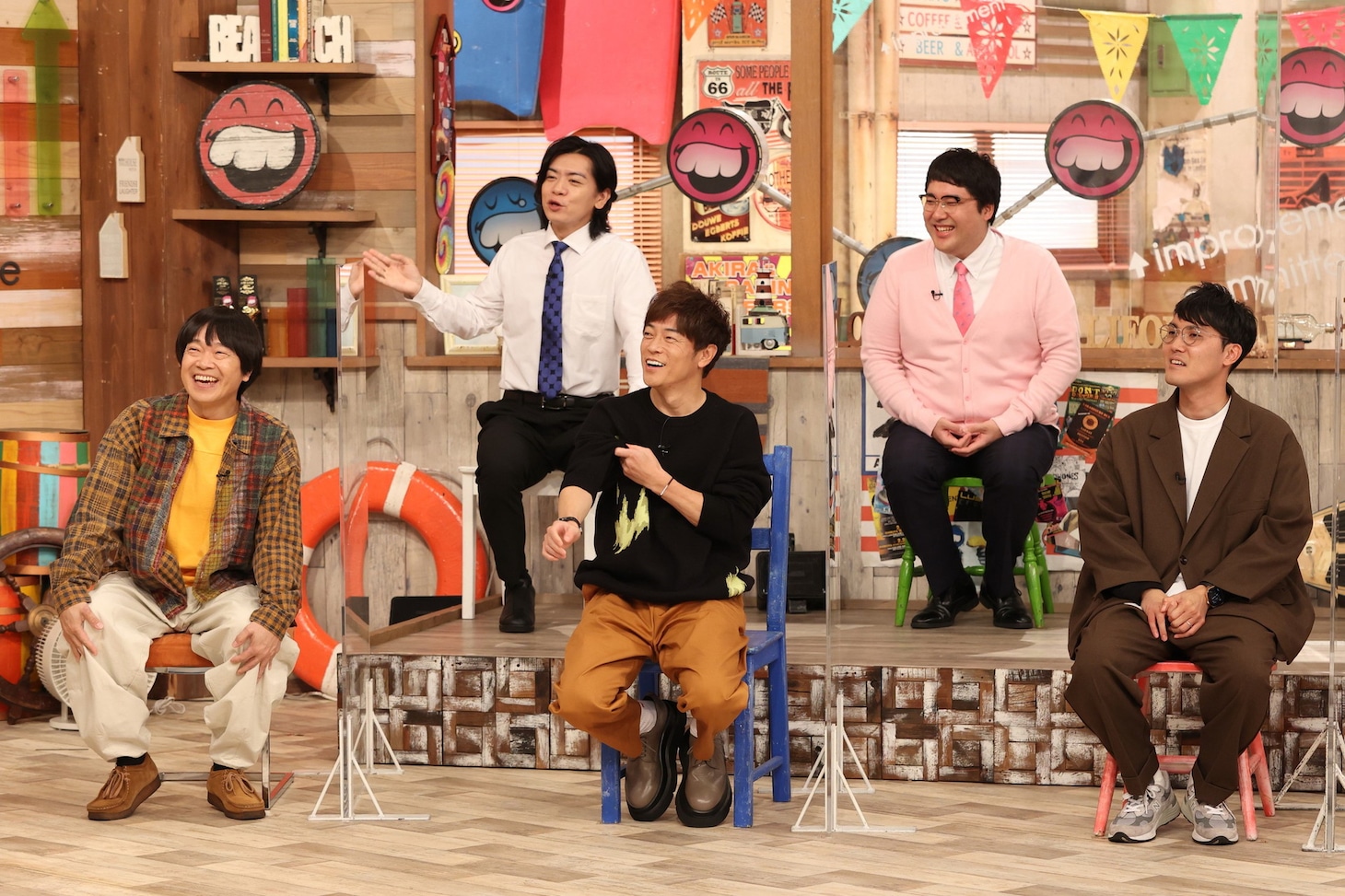 蛍原徹、陣内智則、ハナコ菊田と、マヂカルラブリー（後列）。(c)フジテレビ