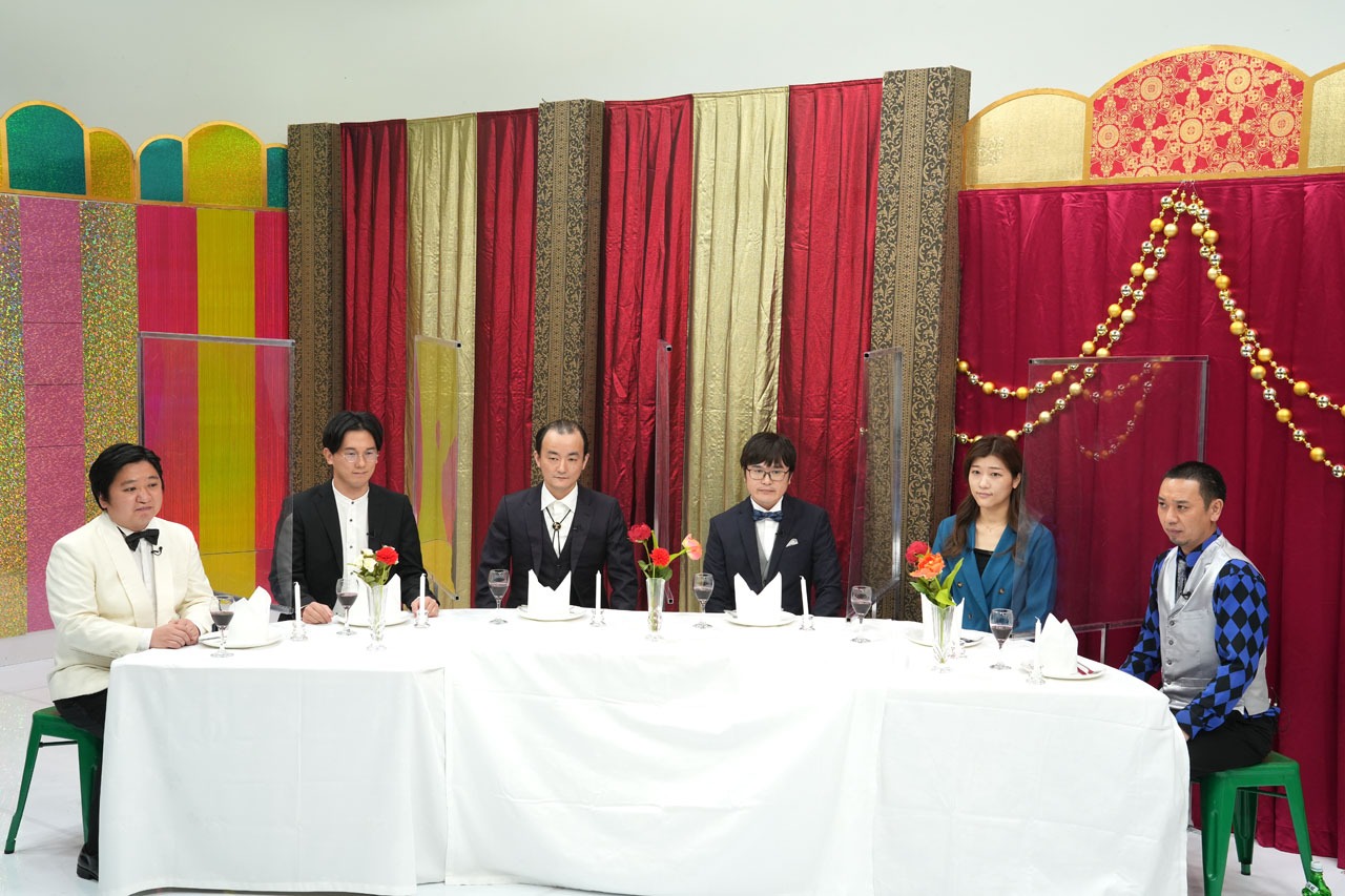 「いい話をした後に全力で変な顔をする晩餐会」に参加する（左から）ニッポンの社長・ケツ、ザ・マミィ林田、ななまがり森下、ラバーガール飛永、ヒコロヒー、千鳥・大悟。