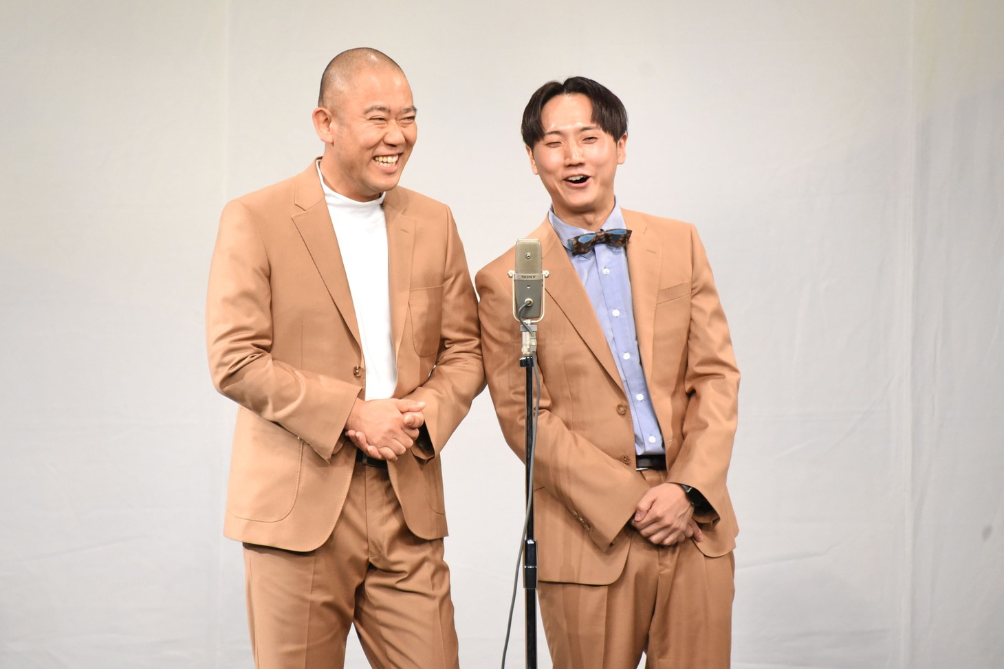 漫才を披露するコロコロチキチキペッパーズ。
