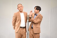 漫才を披露するコロコロチキチキペッパーズ。