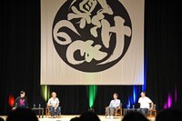 ハライチ（左）とおぎやはぎ（右）のトークの様子。