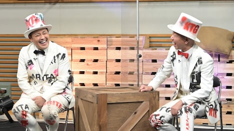 くりぃむしちゅー有田とバイきんぐ小峠。(c)TBS