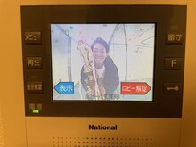 トロフィーを持って家に来るネイビーズアフロみながわ。