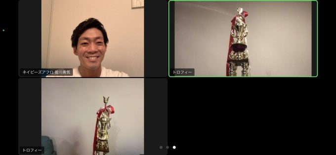 Zoomに入室したネイビーズアフロみながわとトロフィー。