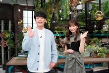 「月曜の蛙、大海を知る。」MCの麒麟・川島（左）と指原莉乃。