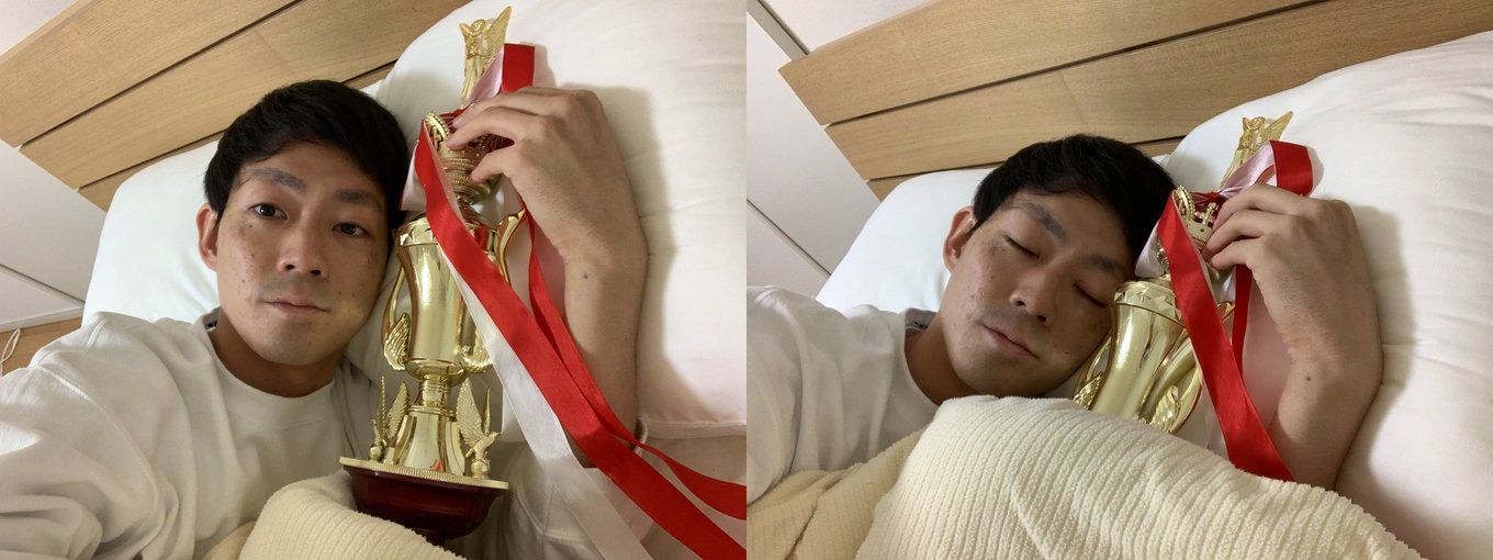 トロフィーと共に眠るネイビーズアフロみながわ。