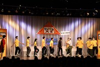 「バタフライで実家に帰りそうな人」順で入場行進する出場者たち。