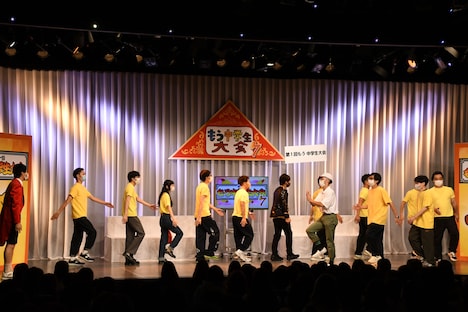 「バタフライで実家に帰りそうな人」順で入場行進する出場者たち。