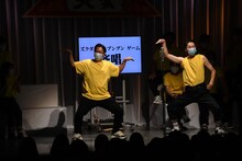 はんにゃによる「ズクダンズンブングン ゲーム」斉唱の様子。