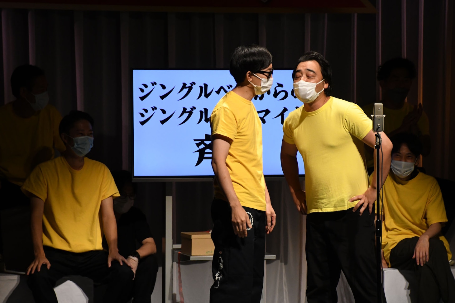 配信を心配するジャングルポケット斉藤に「（ジングルベルは）版権切れてる」と教えるこがけん（左）。