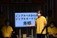 「ジングルベルからのジングルオーマイガー」斉唱を完璧にこなすおいでやす小田。