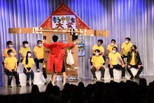 大会の開幕を彩るブルーインパルスを出場者たちにもよく見せるもう中学生。