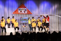 ブルーインパルスのはしごを掴んで笑顔の人間横丁・内田。