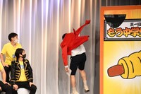 何かを落としたであろうスタッフに失格を言い渡すもう中学生。