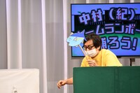 「魚（うお）ームラン」に挑戦するおいでやす小田。