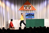 耐えかねて魚を放り投げるおいでやす小田。