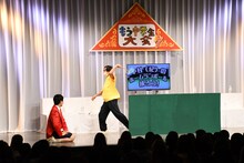 耐えかねて魚を放り投げるおいでやす小田。