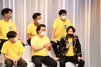 ベストリーダーシップ賞に選ばれ、戸惑うスカチャン・ヤジマリー。（前列右）。