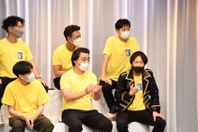 ベストリーダーシップ賞に選ばれ、戸惑うスカチャン・ヤジマリー。（前列右）。