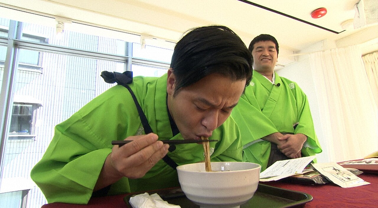 「うますぎて昇天」すゑひろがりずがカレーうどんをプレゼン、こがけんら審査