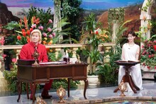 左からメイプル超合金カズレーザー、石川みなみアナウンサー。(c)日本テレビ