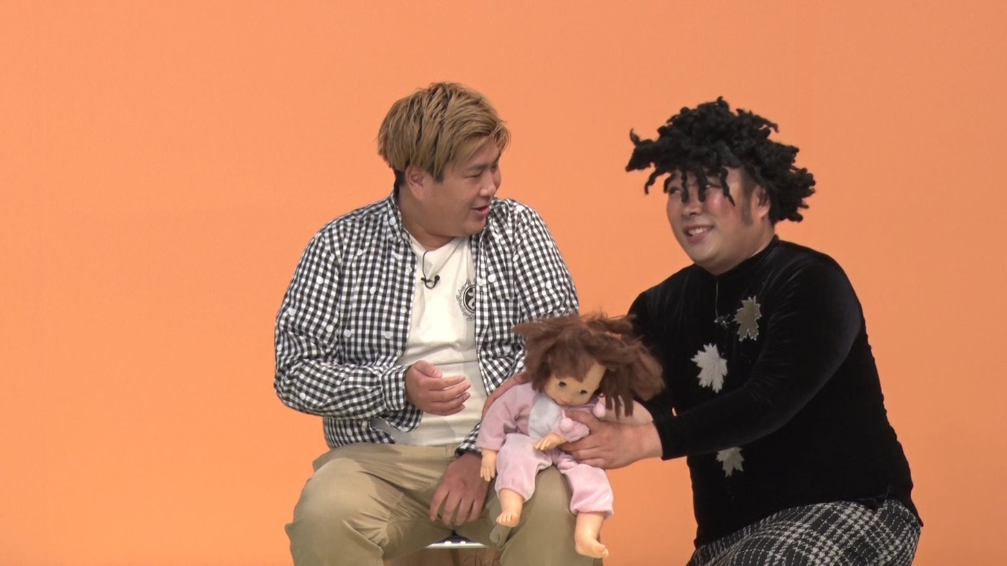 コントを披露するビスケットブラザーズ。