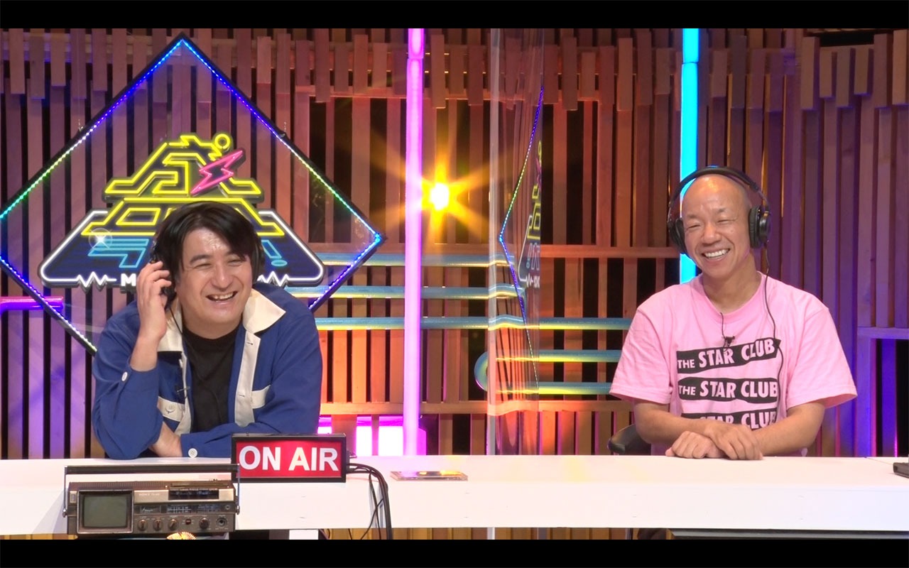 MCの佐久間宣行（左）とバイきんぐ小峠（右）。(c)テレビ東京