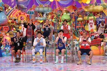 「NBA大好き芸人」として「アメトーーク！」に出演する（前列左から）麒麟・田村、満島真之介、ココリコ田中、ハライチ澤部、（後列左から）レイザーラモンRG、ハナコ岡部、おいでやす小田。(c)テレビ朝日