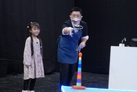 料理対決中、厨房に乱入してきた子供と遊ぶエイトブリッジ別府（右）。