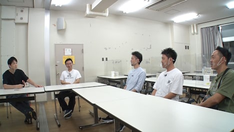 かまいたちと、山内の大学時代の先輩、同級生たち。