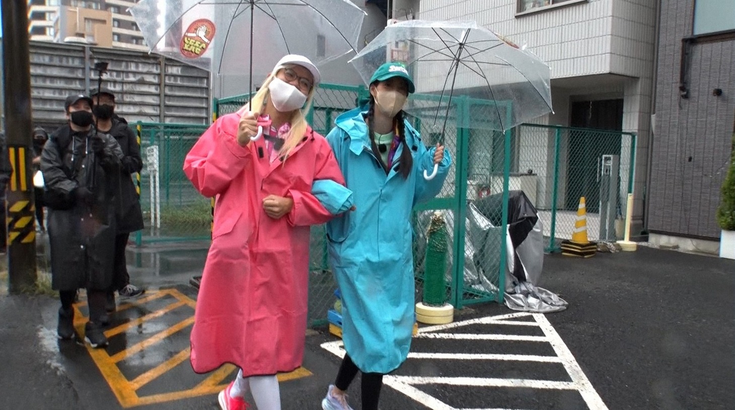 手前左から、ZAZY、森泉。(c)TBS