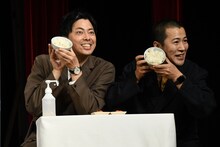 「そのまま炊ける雑穀ごはん もちぷち黄金ごはん」の食レポに挑戦するコットン。