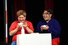 「そのまま炊ける雑穀ごはん 玄米ととうもろこし」を前に、「わあ、きれい」とビスケットブラザーズ。