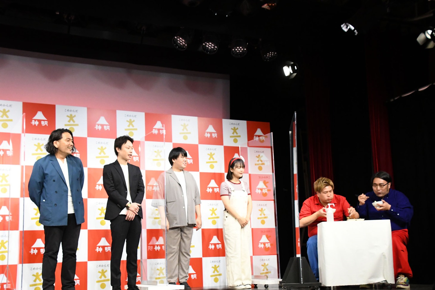 「定食屋でテレビ見ながら食べてる感じ」をやるビスケットブラザーズ。
