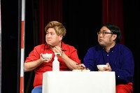 「定食屋でテレビ見ながら食べてる感じ」で出演者たちを眺めるビスケットブラザーズ。