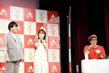 ですよ。の食レポに笑いをこらえきれないあかふじまいこと蛙亭イワクラ（中央）。