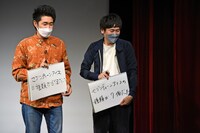 大喜利の回答が奇跡的な被り方をして、それを記者に見せに行くしずる。