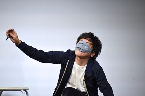 ビリビリペンのリアクション中にマスクで顔が覆われてしまうしずる村上。