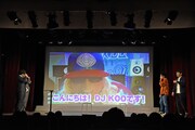 DJ KOOからのビデオメッセージが流されるひと幕。