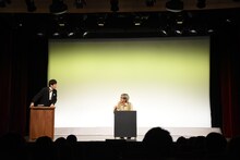 コントを披露するしずる。