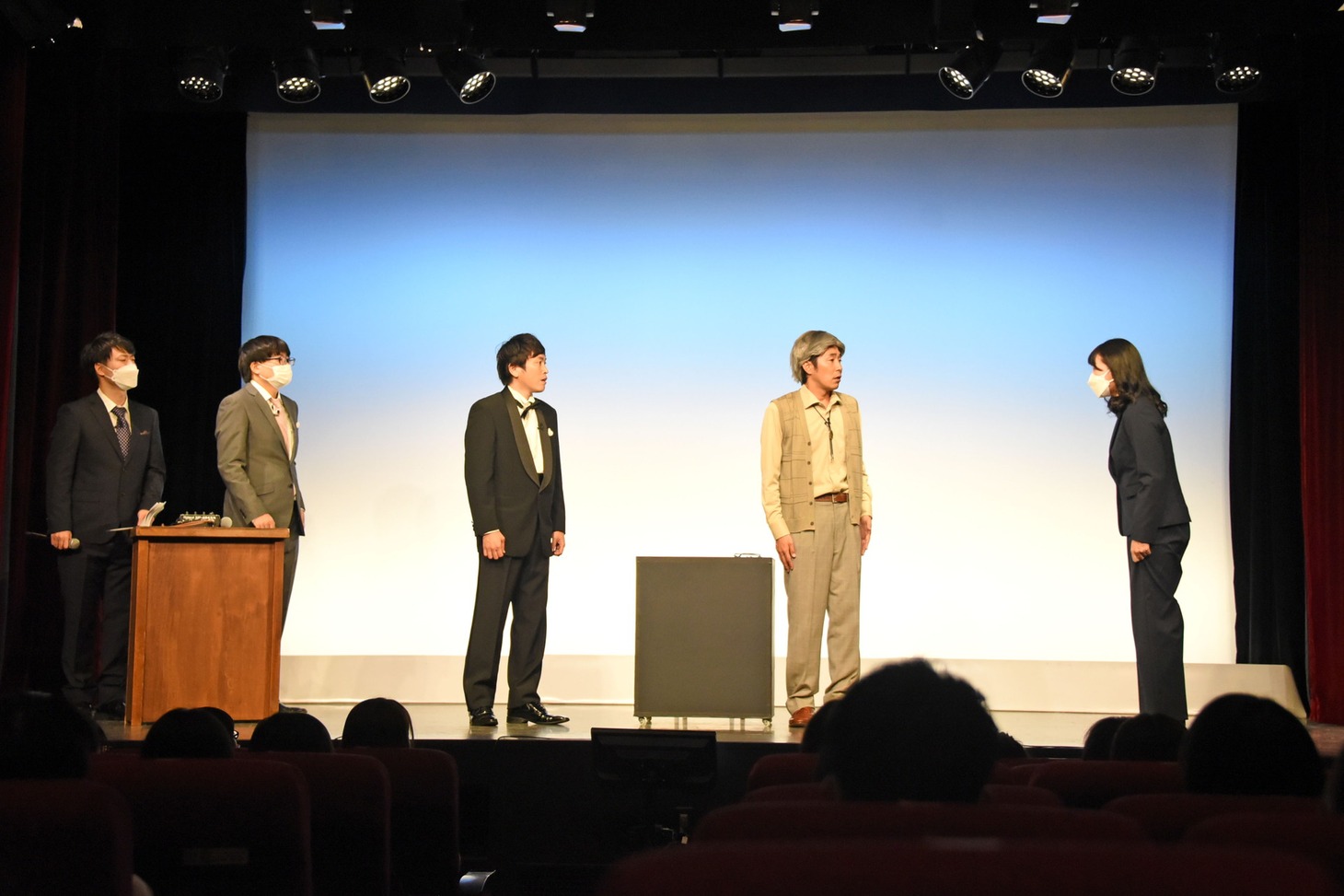 エンディング中にステージに上がる記者（右）。