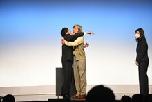 解散を回避して抱き合うしずる。