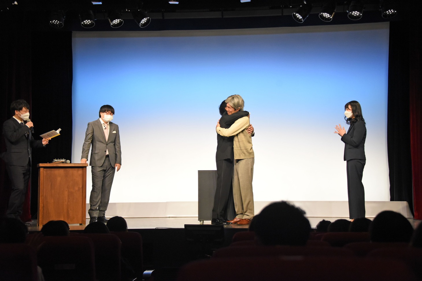 解散を回避して抱き合うしずる。
