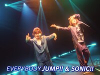 「JUMP & SONIC - HEY-YO!! -」のミュージックビデオより。