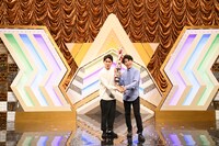 「NHK新人お笑い大賞」で優勝し、「ガーリックポーズ」を披露するスパイシーガーリック。