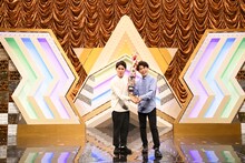 「NHK新人お笑い大賞」で優勝し、「ガーリックポーズ」を披露するスパイシーガーリック。