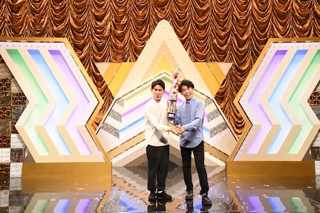 「NHK新人お笑い大賞」で優勝し、「ガーリックポーズ」を披露するスパイシーガーリック。