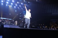 サンボマスターと「世界をかえさせておくれよ」を歌唱する佐久間宣行。