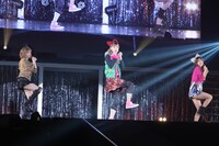 「Onaraはずかしくないよ」を歌唱するはんにゃ金田。