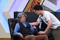 1本目のネタを披露するスパイシーガーリック。(c)NHK